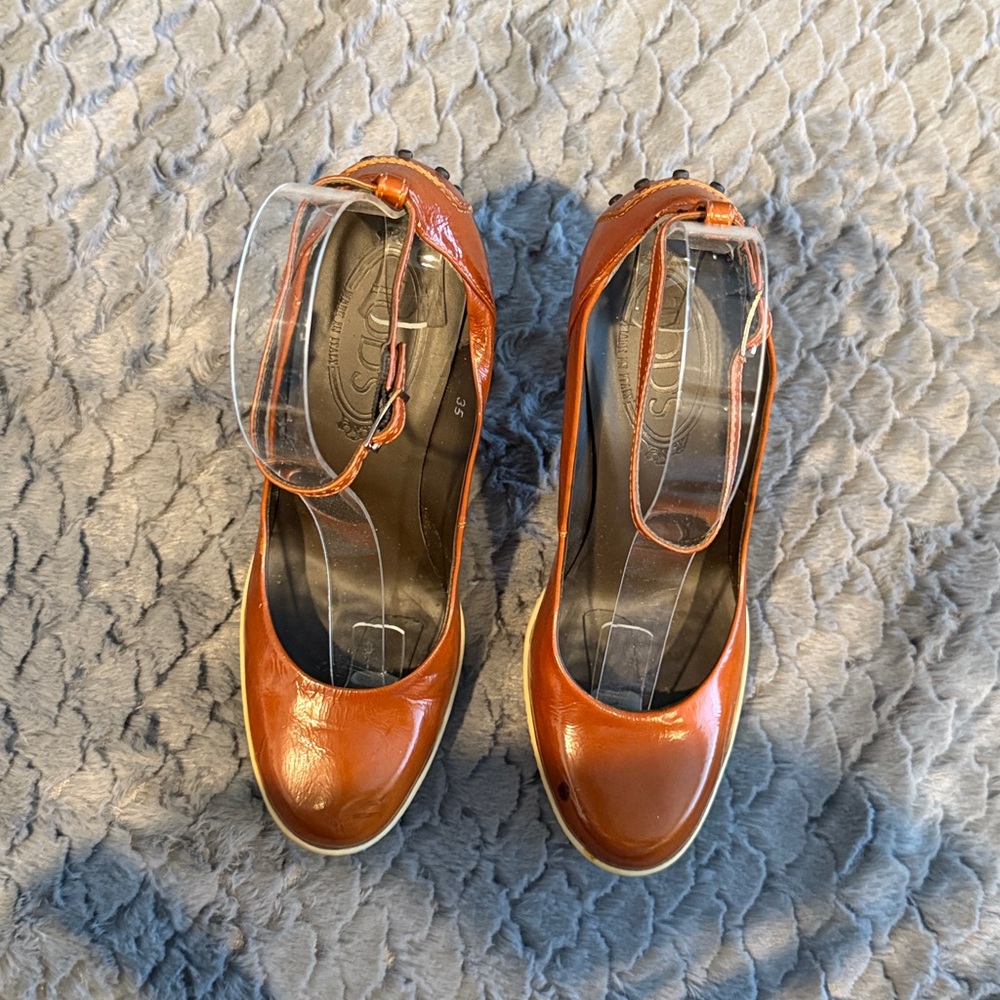 TODS PATENT LEATHER  TAN ANKLE STRAP PUMPS ROUND TOE ITALIAN HEELS WOMEN'S SZ 35 - Picture 6 of 11